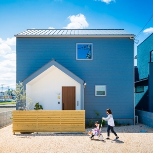 ムーミンと暮らす三角屋根の青い家